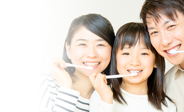 家族で歯みがきをする様子